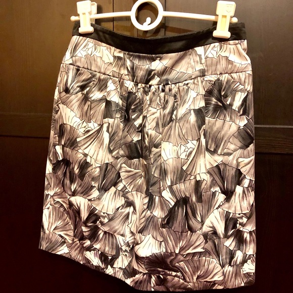 BCBG Maxazria Black/Gray/White Shell Pattern Skirt - Picture 2 of 8